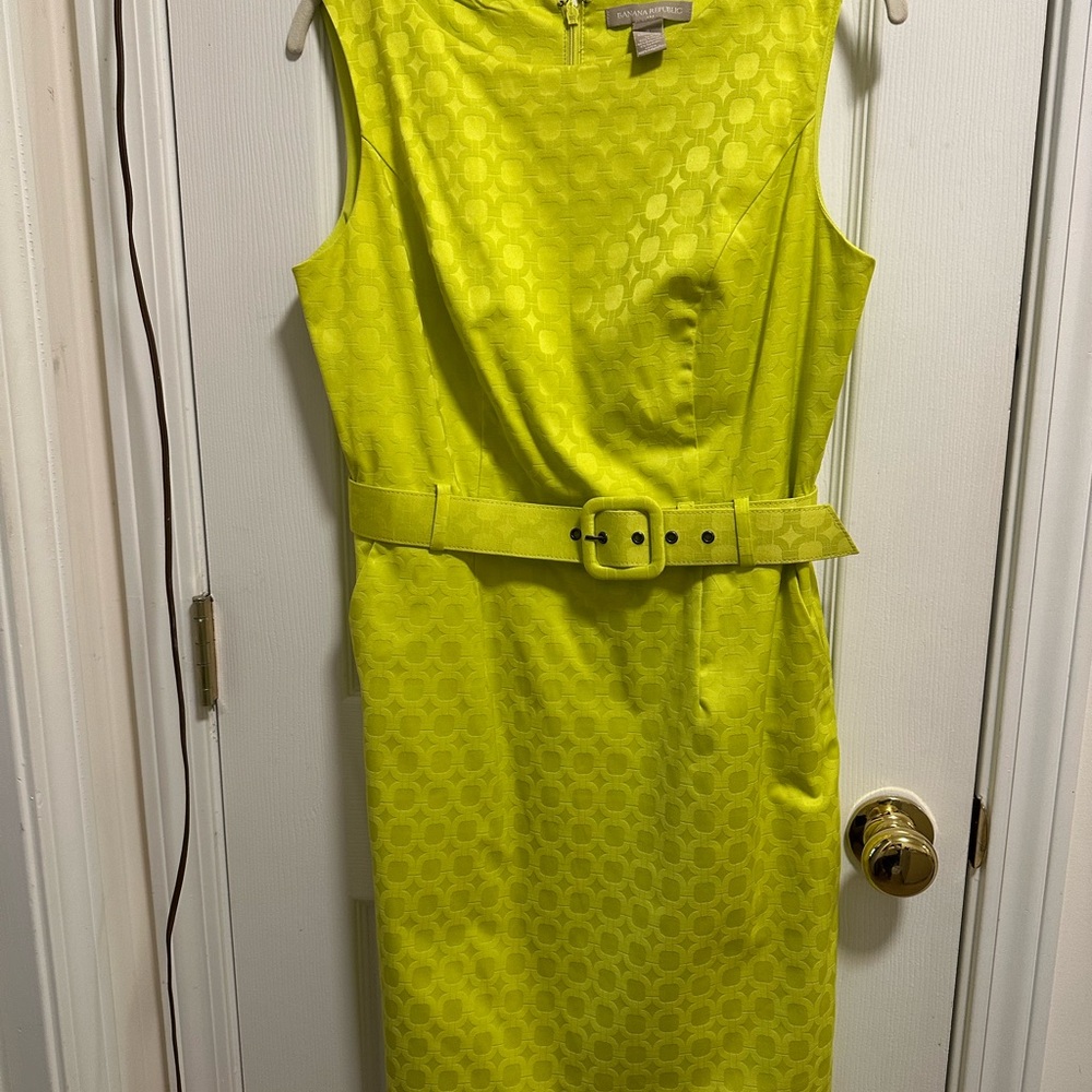 Pretty sleeveless dress with pockets